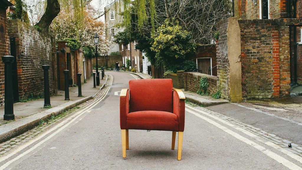 כורסא בצבע אדום באמצע כביש